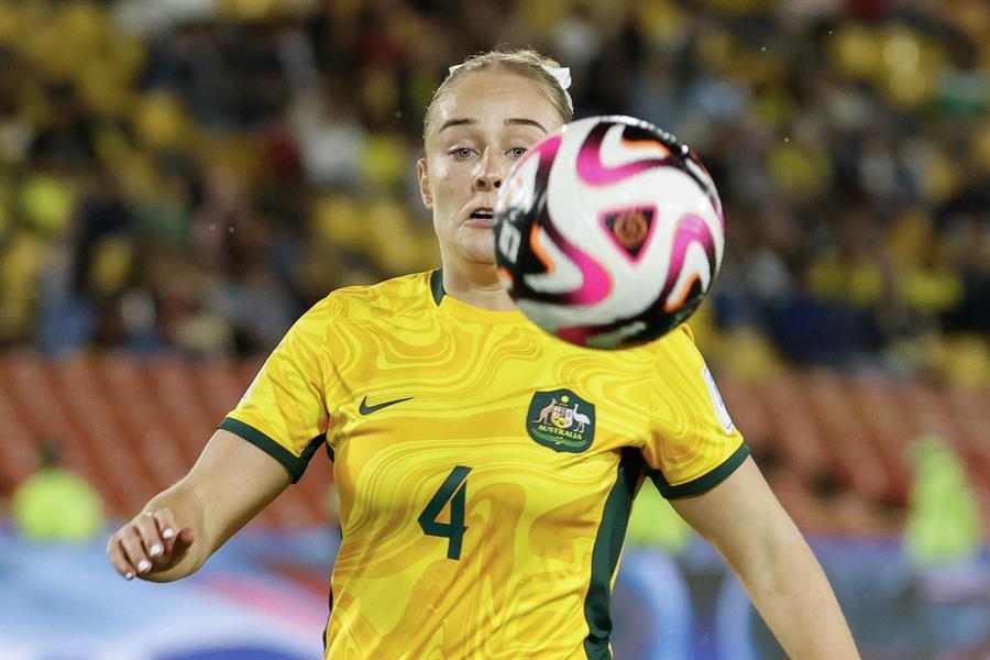 Lara Jane Gooch de Australia controla un balón en un partido del grupo A de la Copa Mundial Femenina sub-20. (Foto de EFE)