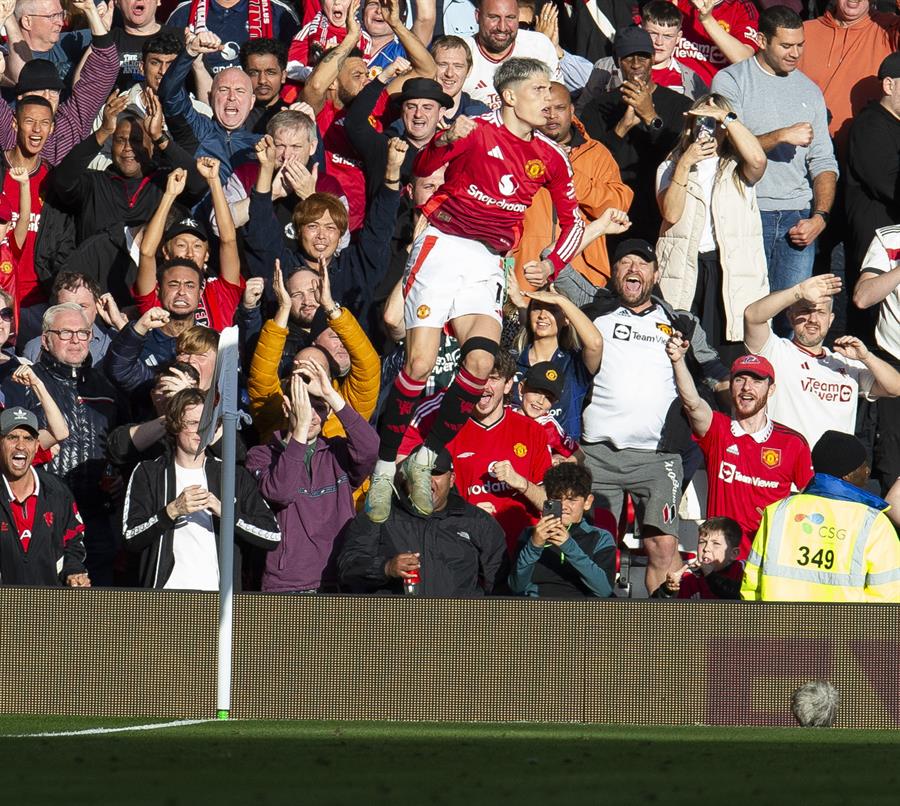 El argentino Alejandro Garnacho, delantero del Manchester United, celebra su segundo gol durante el partido de la Premier League que han jugado Manchester United y Brentford FC, en Manchester, Reino Unido. (Foto de EFE)