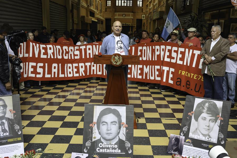 El hermano del asesinado lider estudiantil Oliverio Castañeda de León, Gustavo Castañeda de León, habla durante un acto de rectificación de disculpas publicas por parte del Estado de Guatemala, este domingo, en la ciudad de Guatemala. (Foto de EFE)