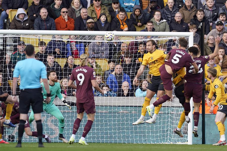 John Stones, jugador del Manchester City marca el 2-1 en el triunfo ante el Wolverhampton. (Foto de EFE)