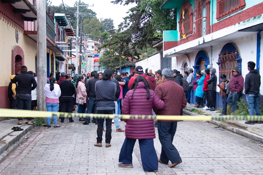 Personas se reúnen en la zona donde fue asesinado el sacerdote Marcelo Pérez Pérez, en el municipio de San Cristóbal de las Casas, en Chiapas. (Foto de EFE)