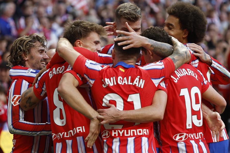 El delantero francés del Atlético de Madrid Antoine Griezmann celebra junto a sus compañeros tras anotar el segundo tanto de su equipo durante el encuentro correspondiente a la décima jornada de LaLiga EA Sports entre el Atlético de Madrid y el CD Leganés disputado este domingo en el Estadio Metropolitano de Madrid. (Foto de EFE)