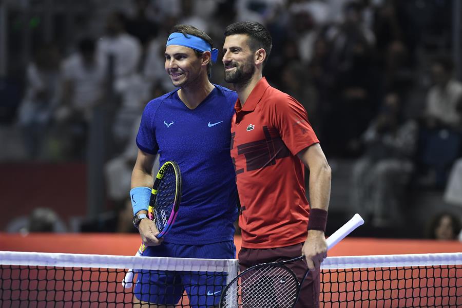 Los tenistas Novak Djokovic y Rafel Nadal antes de empezar el partido del Six Kings Slam que se disputa en Arabia Saudita. (Foto de EFE)