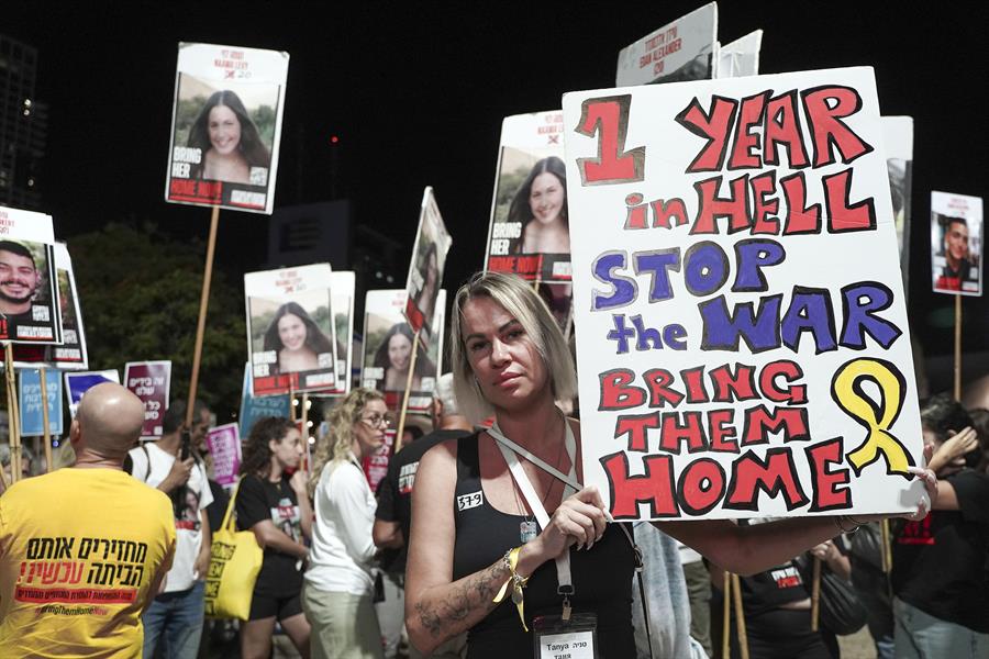 Cientos de israelíes se reúnen como cada sábado en Tel Aviv para reclamar el regreso a casa de los rehenes que aún permanecen cautivos en Gaza. (Foto de EFE)