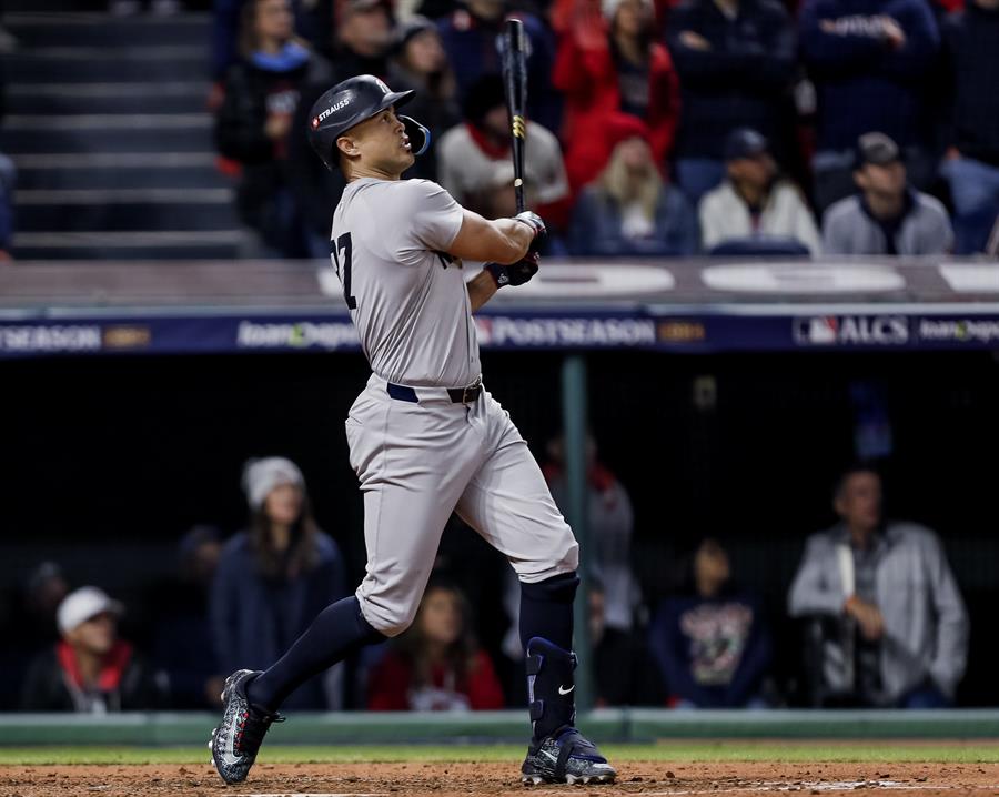 Giancarlo Stanton conectó un jonrón de 3 carreras para los Yanquis contra los Guardianes de Cleveland en el sexto inning. (Foto de David Maxwell de EFE)