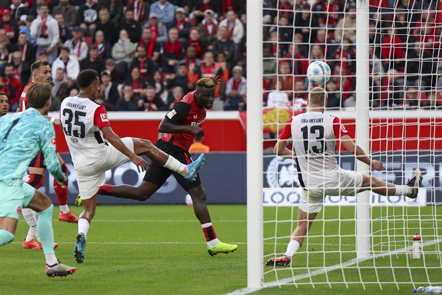 El delantero Victor Boniface, jugador del Leverkusen, logra el 2-1 durante el partido de la Bundesliga que han jugado Bayer 04 Leverkuseny Eintracht Frankfurt en Leverkusen, Alemania. (Foto de EFE)