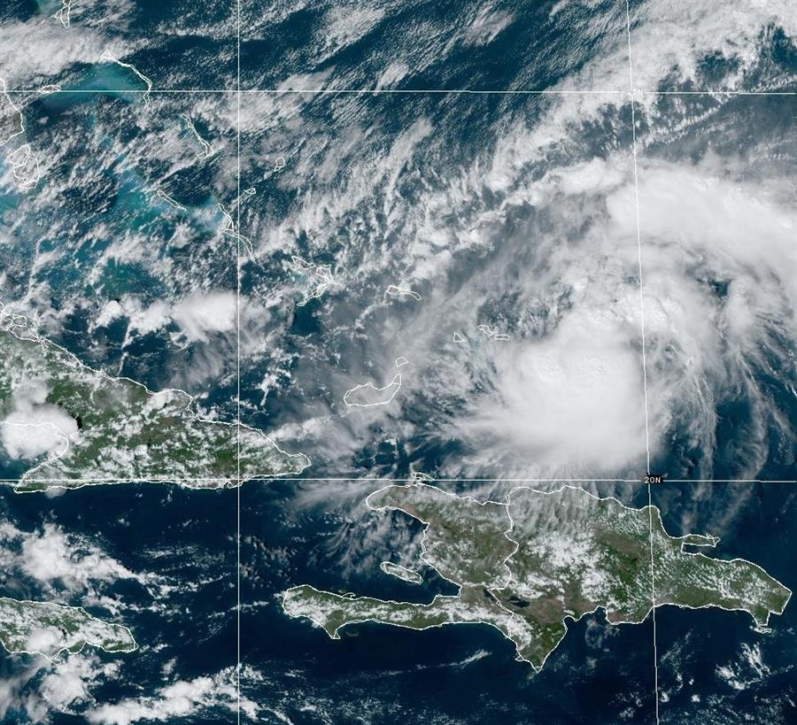 Fotografía satelital cedida a EFE por la Oficina Nacional de Administración Oceánica y Atmosférica (NOAA) a través del Centro Nacional de Huracanes (NHC) estadounidense donde se muestra la localización de la tormenta tropical Oscar en el Atlántico.