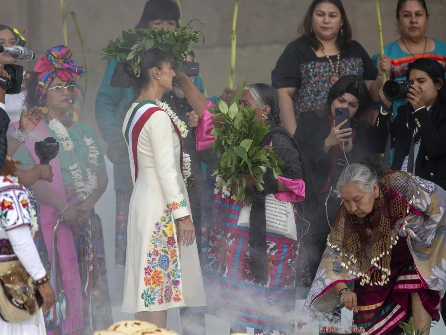 La presidenta de México, Claudia Sheinbaum, participa en la ceremonia de entrega del bastón de mando, por parte de los representantes de los pueblos indígenas, en el Zócalo de la Ciudad de México. (Foto de EFE)