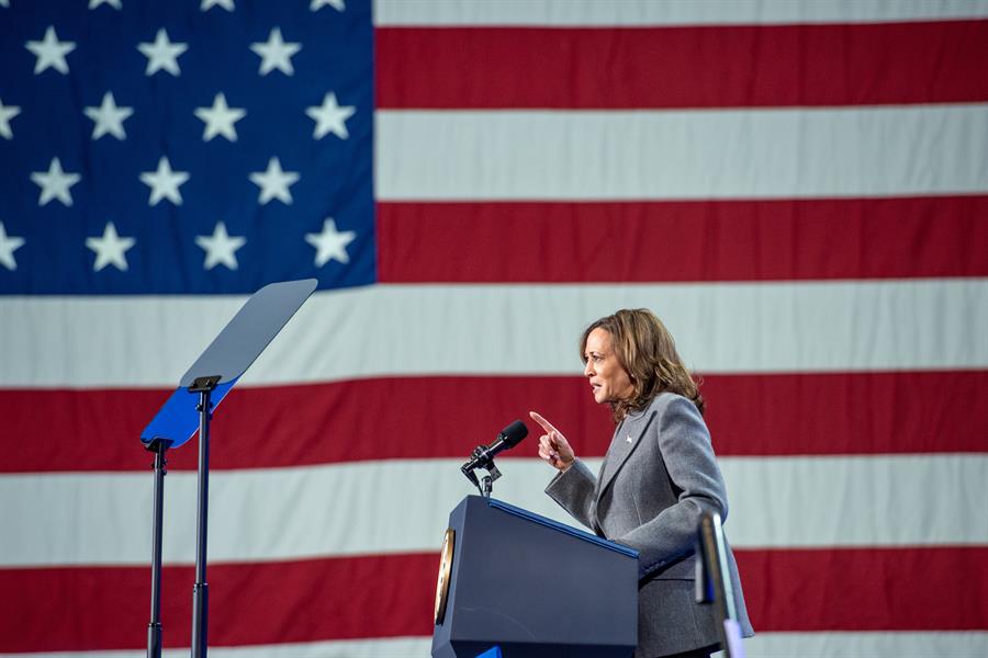 La candidata presidencial demócrata Kamala Harris durante un acto electoral celebrado en Atlanta, Georgia, Estados Unidos. (Foto de EFE)