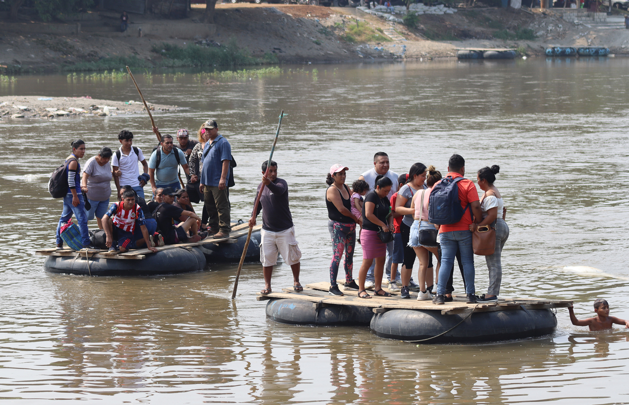 Migrantes cruzan el río Suchiate en el estado de Chiapas (México). (Foto de archivo de Juan Manuel Blanco de la agencia EFE)