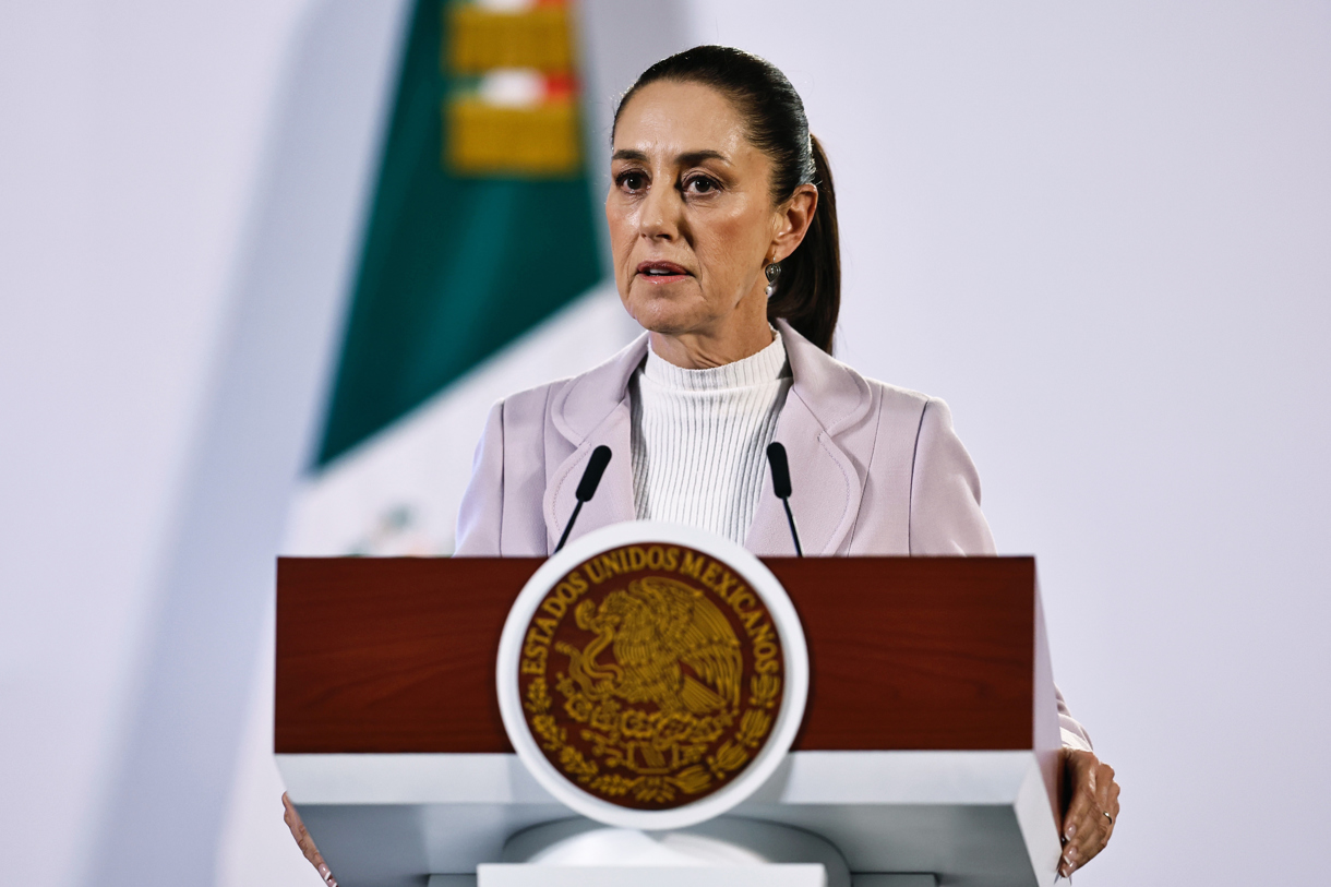 La presidenta de México Claudia Sheinbaum, habla este viernes durante su conferencia de prensa matutina en Palacio Nacional de la Ciudad de México (México). (Foto de Sáshenka Gutiérrez de la agencia EFE)