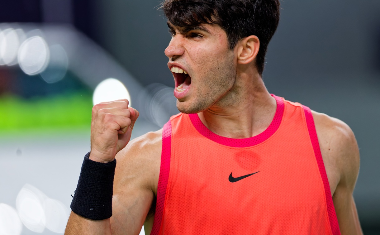 El tenista español Carlos Alcaraz celebra un punto en el Shanghai Masters, en China. (Foto Alex Plavevski de la agencia EFE/EPA)