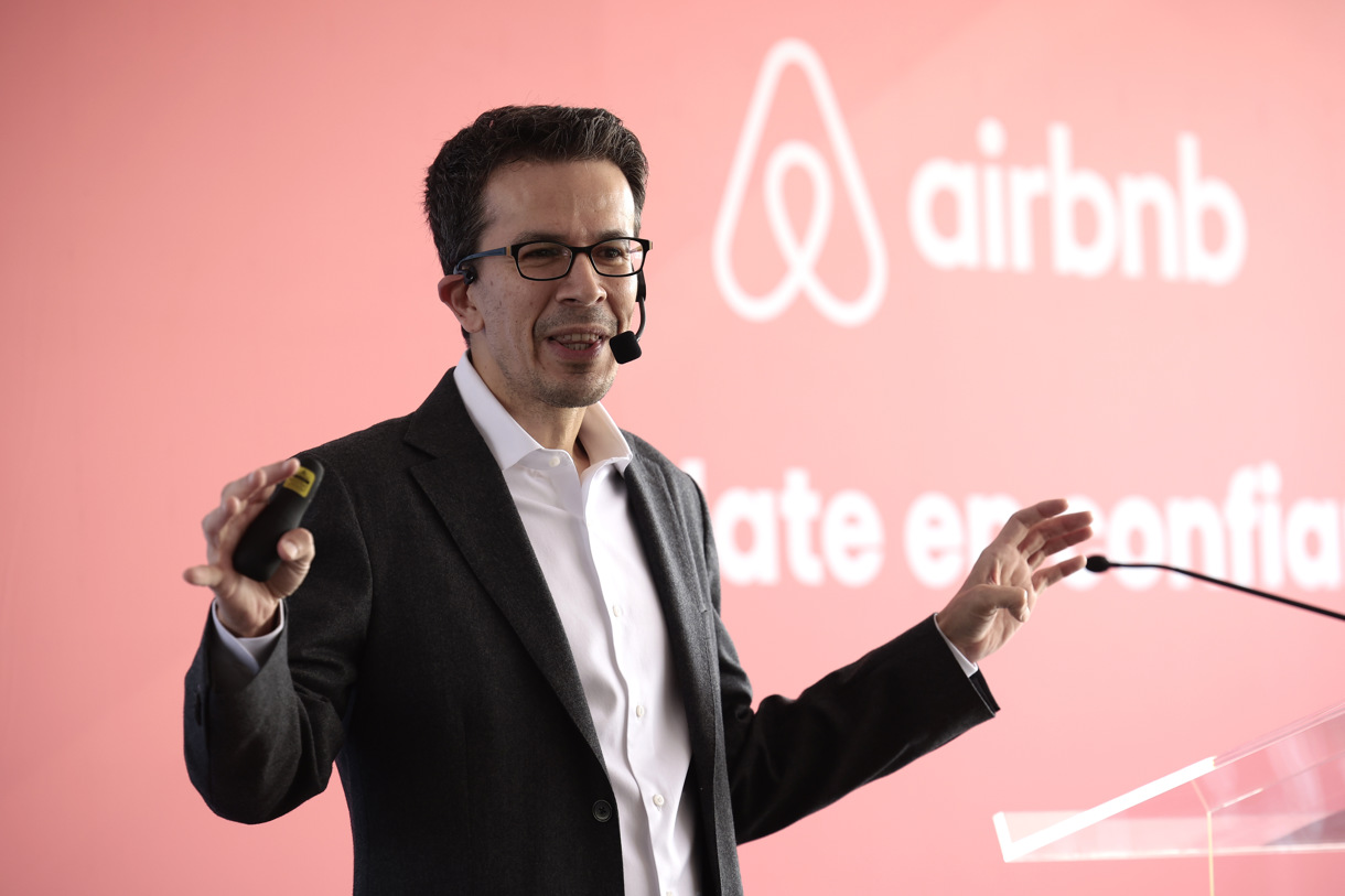 El director general de Airbnb México, Ángel Terral, habla durante una rueda de prensa en la Ciudad de México (México). (Foto de archivo de José Méndez de la agencia EFE)