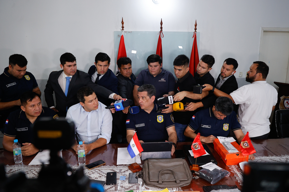 El jefe del departamento antisecuestros de Paraguay, Nimio Cardozo (c), habla con periodistas este lunes en Asunción para explicar los alcances de una operación contra una supuesta red de amaño de partidos de futbol que ya produjo varios arrestos. (Foto de Juan Pablo Pino de la agencia EFE)