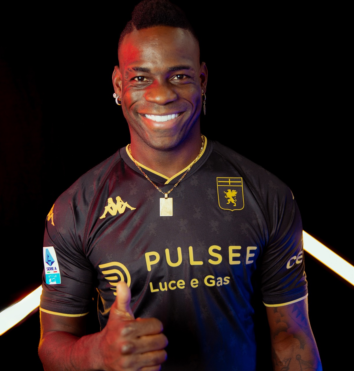 El futbolista del Génova Mario Balotelli vistiendo la primera playera del Club de color negro en sus 127 años de existencia. (Foto de Génova Cfc /EFE)