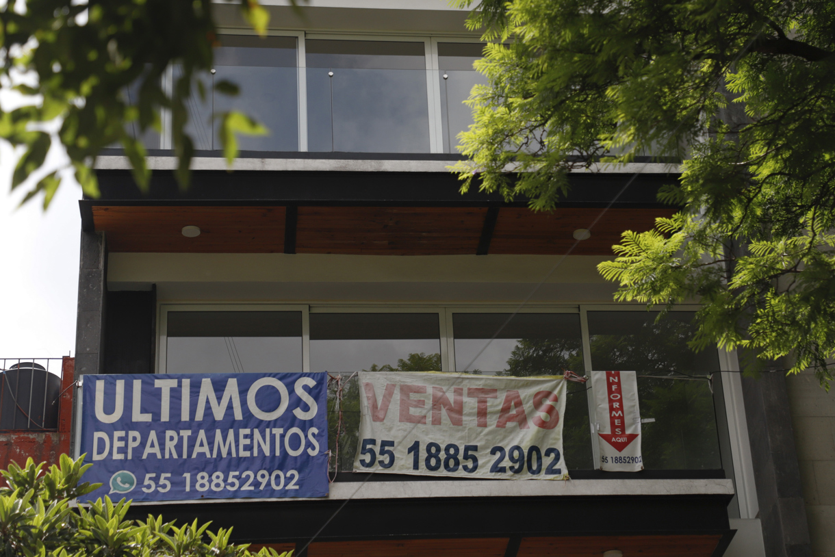 Fotografía de archivo donde se observan anuncios de ventas de departamentos y propiedades por inmobiliarias, en la Ciudad de México (México). (Foto de Isaac Esquivel de la agencia EFE)