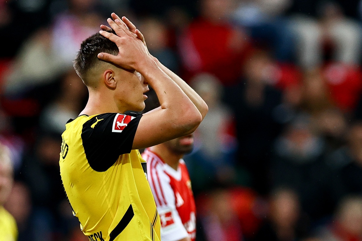 El defensa del Dortmund Nico Schlotterbeck gesticula durante el partido de la Bundesliga que han jugado Unión Berlín y Borussia Dortmund, en Berlín, Alemania. (Foto de Filip Singer de la agencia EFE/EPA)