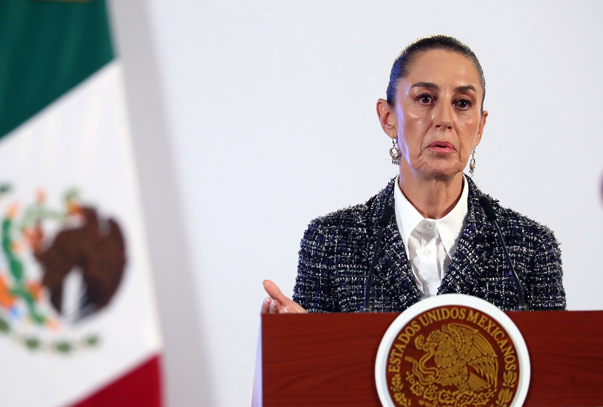 La presidenta de México, Claudia Sheinbaum, habla durante su conferencia de prensa matutina este lunes en Palacio Nacional de la Ciudad de México (México). (Foto Mario Guzmán de la agencia EFE)