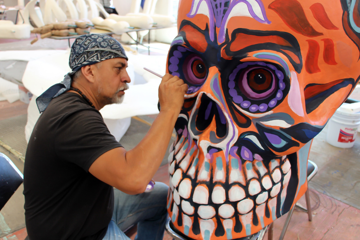 Un artesano pinta una escultura de catrina este jueves, en Atlixco (México). (Foto de Hilda Ríos de la agencia EFE)