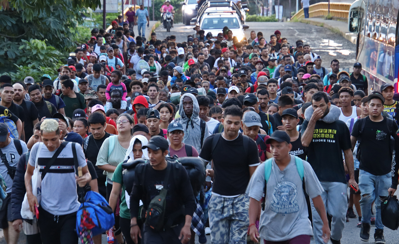 Migrantes salen en caravana este sábado de la ciudad de Tapachula, en el estado de Chiapas (México). (Foto de Juan Manuel Blanco de la agencia EFE)