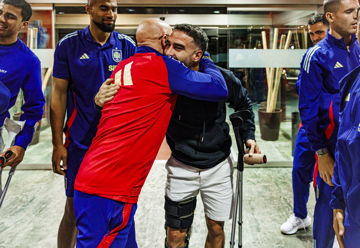 El jugador español Dani Carvajal (d) saluda al entrenador Luis de la Fuente durante la concentración de la selección española en la Ciudad del Fútbol en Las Rozas (Comunidad de Madrid). (Foto de Pablo García de la RFEF retomada por la agencia EFE)