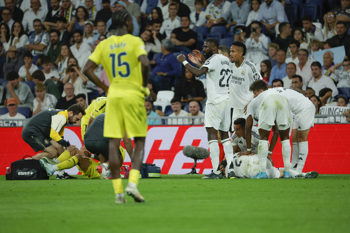 El defensa del Real Madrid Dani Carvajal se lesiona durante el partido de la jornada 9 de Liga que disputan Real Madrid y Villarreal CF este sábado en el estadio Santiago Bernabéu. (Foto de Zipi Aragón de la agencia EFE)