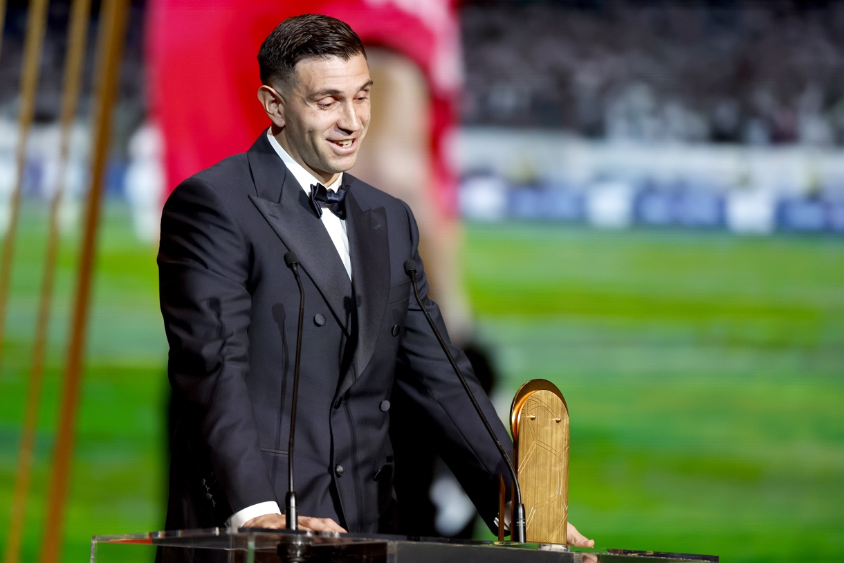 El portero argentino y del Aston Villa Emiliano Martínez recibe el Trofeo Yashin al mejor portero en la ceremonia del Balón de Oro 2024 en el Teatro du Chatelet en París, Francia, el 28 de octubre de 2024. (Foto de Mohammed Badra de la agencia EFE/EPA)