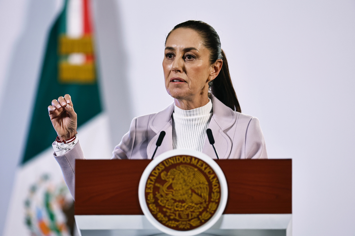 La presidenta de México Claudia Sheinbaum, habla este viernes durante su conferencia de prensa matutina en Palacio Nacional, en la Ciudad de México (México). (Foto de Sáshenka Gutiérrez de la agencia EFE)