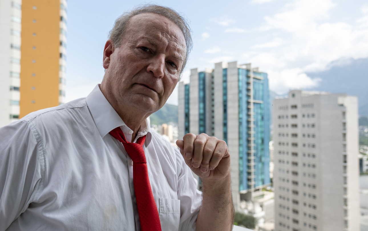 El empresario mexicano, activista y fundador del movimiento anti-AMLO, FRENA, Gilberto de Jesús Lozano González, posa al término de una entrevista con EFE este viernes en la ciudad de Monterrey (México). (Foto de Miguel Sierra de la agencia EFE)