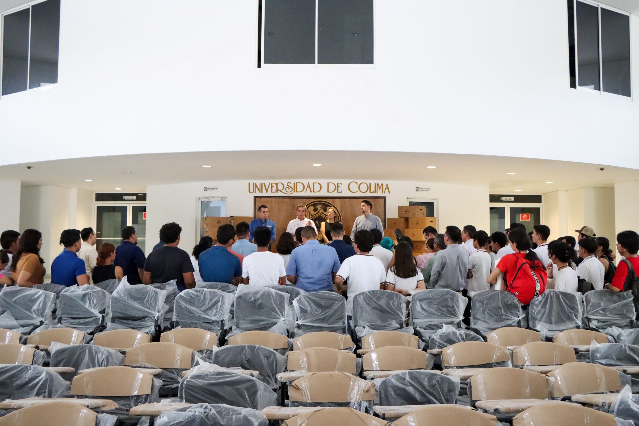 En el Campus Tecomán, el Rector entregó varios equipos. (Foto de la Dirección General de Prensa)