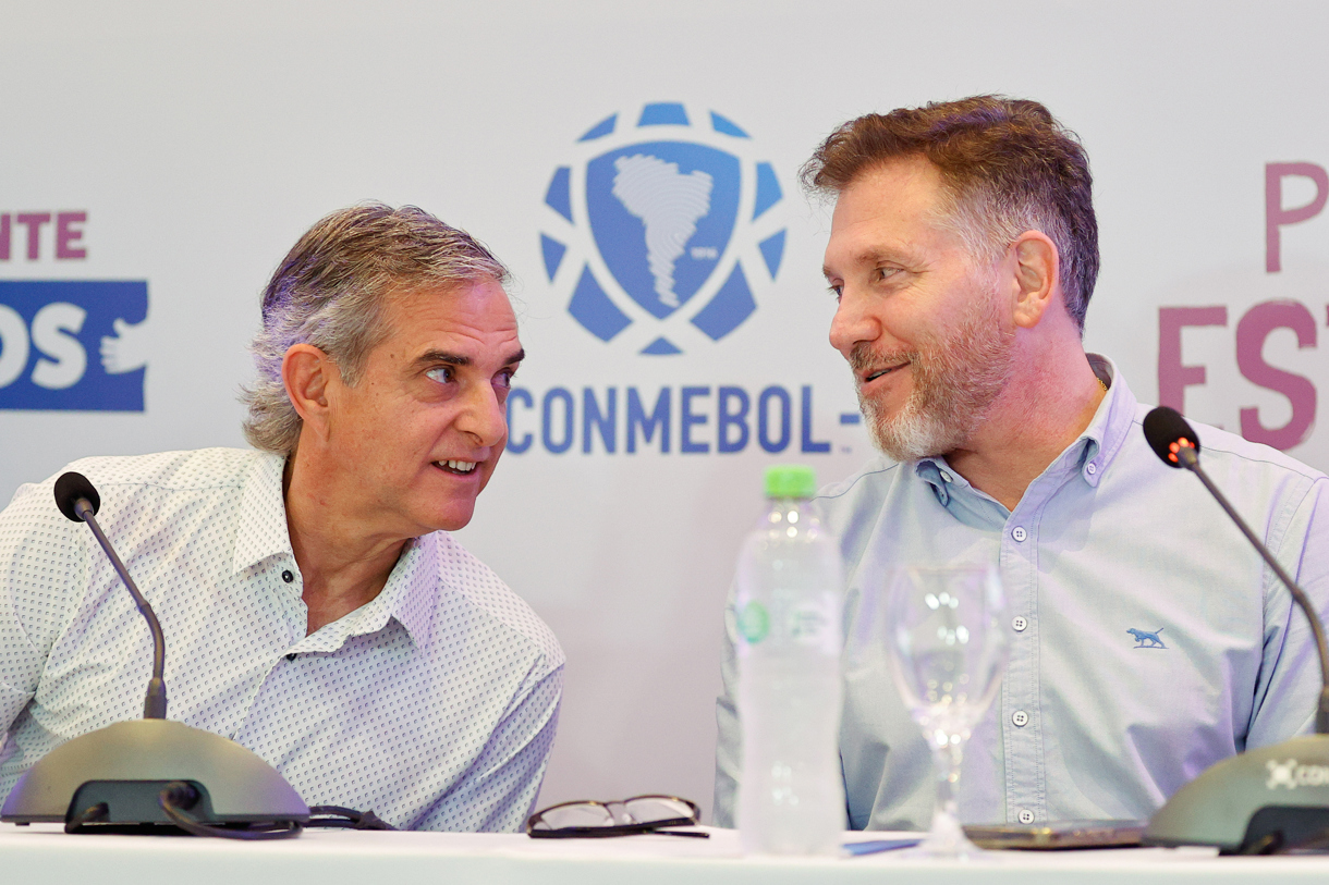 El presidente del Consejo Directivo de Teletón, Vicente Scavone (i), y el presidente de la Conmebol, Alejandro Domínguez, anuncian este viernes en la ciudad paraguaya de Luque la celebración de la tercera edición del “partido de Estrellas” del futbol. (Foto de Juan Pablo Pino de la agencia EFE)