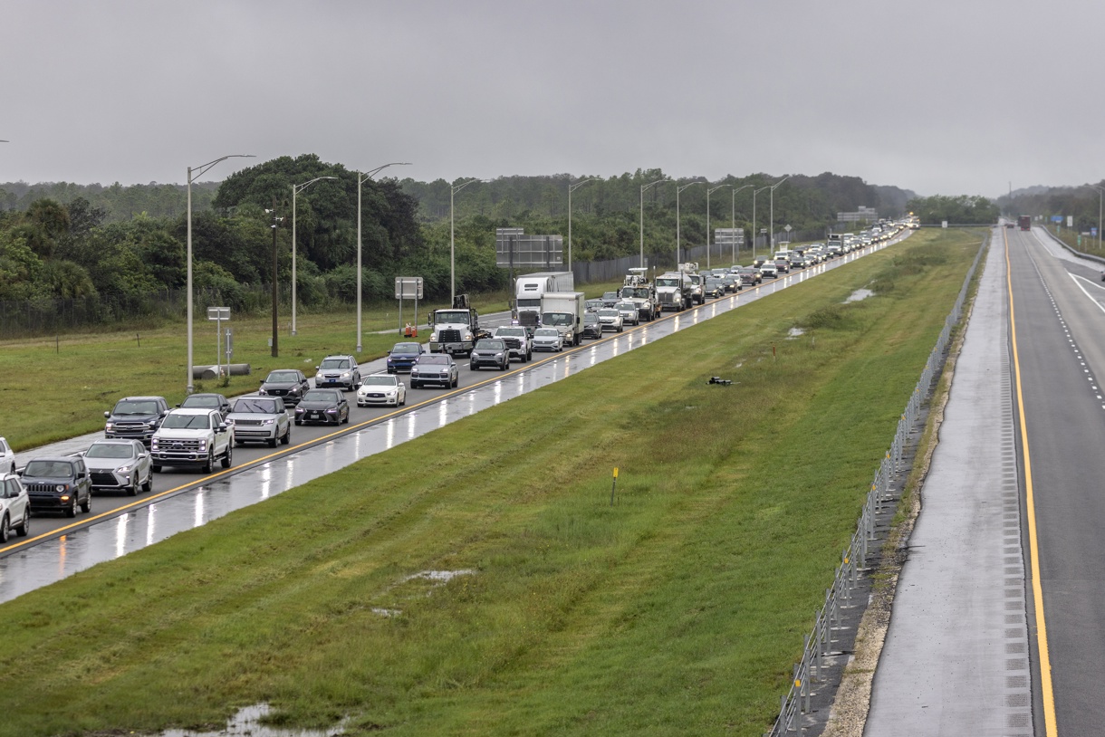 Antes del impacto previsto del huracán “Milton”, un denso flujo de tráfico por personas que evacúan avanza lentamente hacia el sur desde el noroeste de Florida este martes. (Foto Cristóbal Herrera-Ulashkevich de la agencia EFE)