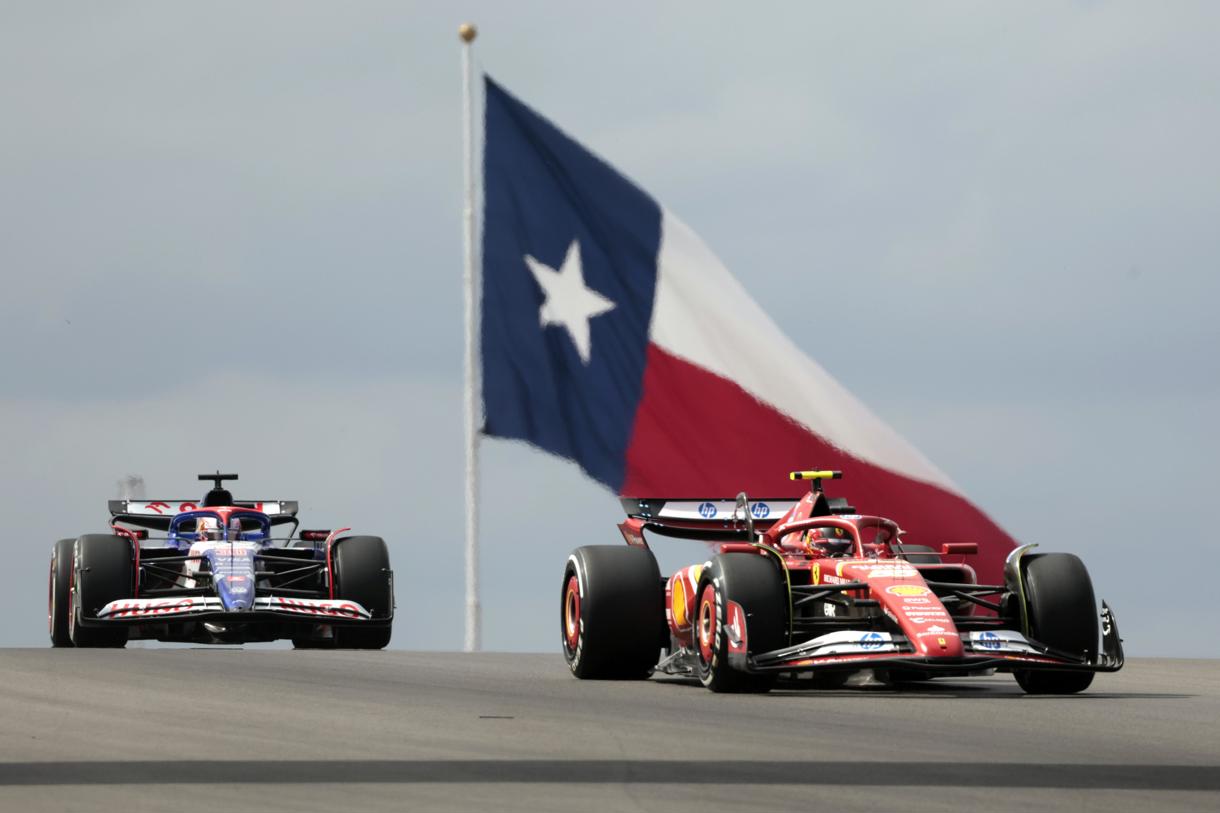 El piloto español de Ferrari, Carlos Sainz (adelante), lideró este viernes en la ciudad de Austin la única sesión de entrenamientos libres para el Gran Premio de Fórmula Uno de Estados Unidos. (Foto de John Mabanglo de la agencia EFE/EPA)