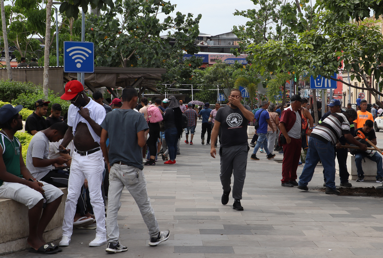 Migrantes permanecen este miércoles en las principales plazas públicas y calles del municipio de Tapachula en el estado de Chiapas (México). (Foto de Juan Manuel Blanco de la agencia EFE)