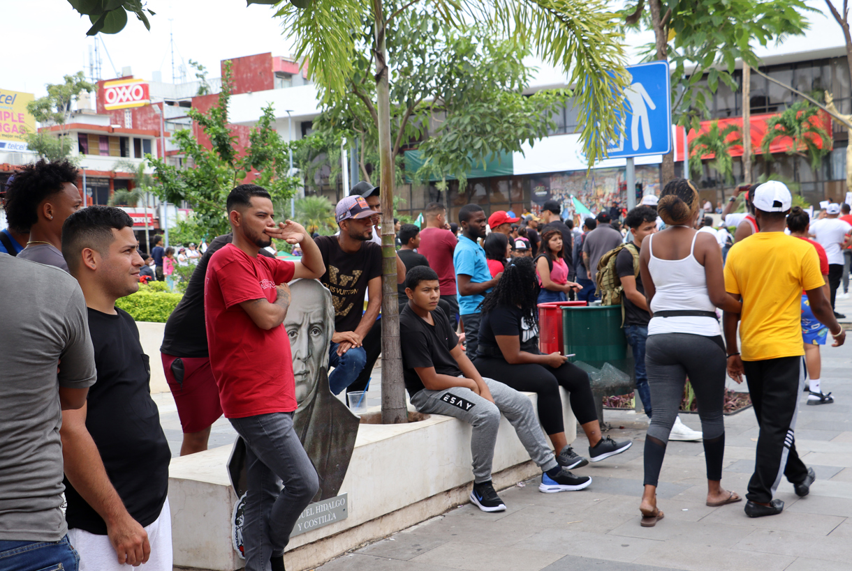 Migrantes permanecen en las principales plazas del municipio de Tapachula, este domingo, en el estado de Chiapas (México). (Foto de Juan Manuel Blanco de la agencia EFE)