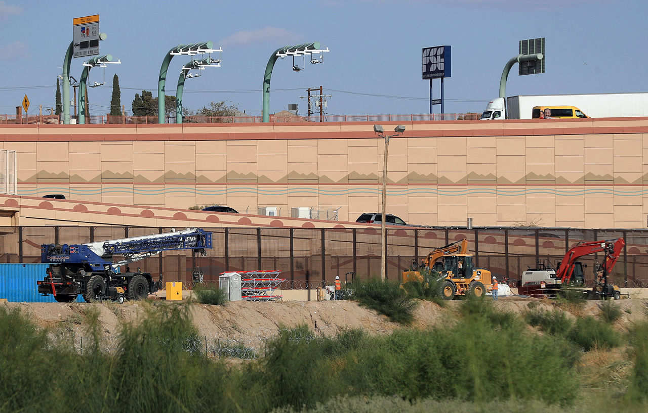 Trabajadores con maquinaria pesada laboran en la colocación de barricadas de alambre de púas, el 11 de octubre de 2024 en el muro fronterizo de Ciudad Juárez en el estado de Chihuahua (México). (Foto de Luis Torres de la agencia EFE)