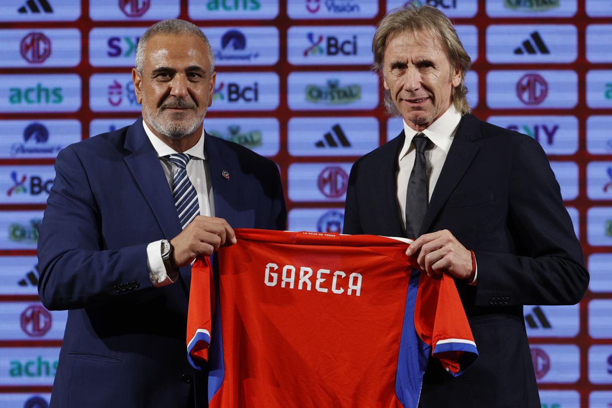 El presidente de la Asociación Nacional de Futbol Profesional (ANFP) de Chile, Pablo Milad (i) y argentino Ricardo Gareca, en una imagen de archivo. (Foto de Elvis González de la agencia EFE)