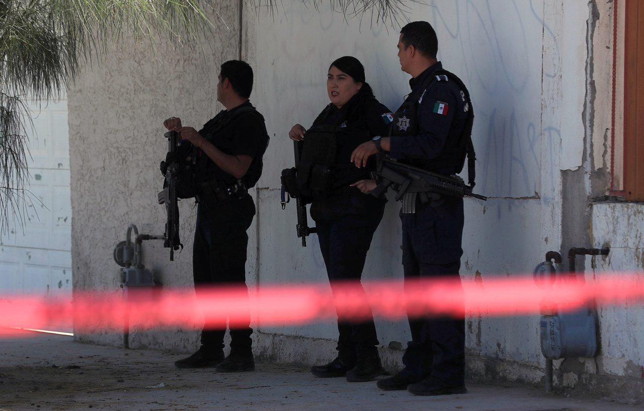 Policías estatales resguardan el área donde se cometió un crimen este lunes en Ciudad Juárez (México). (Foto de Luis Torres de la agencia EFE)