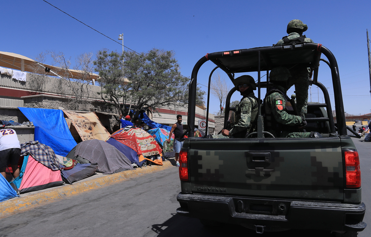 Soldados patrullan mientras migrantes acampan en Ciudad Juárez en el estado de Chihuahua (México). (Foto de archivo de Luis Torres de la agencia EFE)