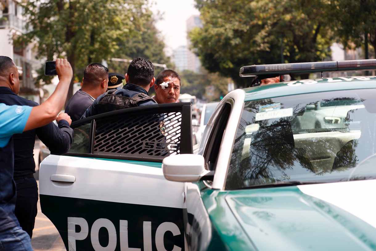 Imagen de archivo de policías de la capital mexicana que custodian a un delincuente a un vehículo oficial al exterior de las oficinas administrativas de la embajada de España, en Ciudad de México (México). (Foto de Sáshenka Gutiérrez EFE)