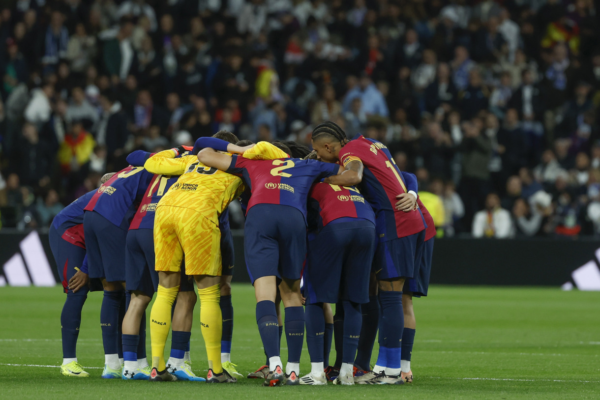 La Comisión Permanente de la Comisión Antiviolencia revisa los videos e imágenes de los incidentes durante la celebración del gol de Lamine Yamal para el Barcelona en el clásico de la undécima jornada de Liga, así como de los insultos contra jugadores azulgranas durante el calentamiento (en la imagen de archivo), para depurar las responsabilidades pertinentes. (Foto de Juanjo Martín de la agencia EFE)