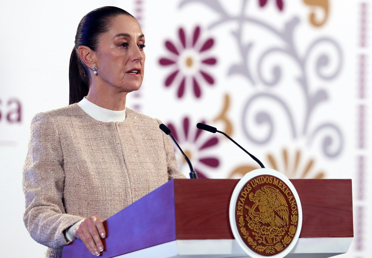 La presidenta de México, Claudia Sheinbaum, habla durante su conferencia de prensa matutina este lunes, en Palacio Nacional de la Ciudad de México (México). (Foto de Mario Guzmán de la agencia EFE)