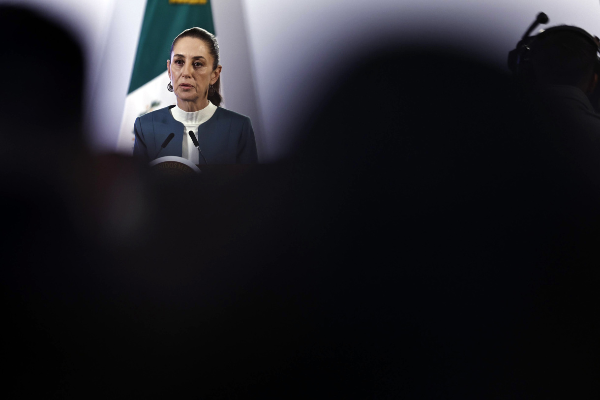 La presidenta de México, Claudia Sheinbaum, habla en conferencia de prensa este jueves, en Palacio Nacional de la Ciudad de México (México). (Foto de Sáshenka Gutiérrez de la agencia EFE)