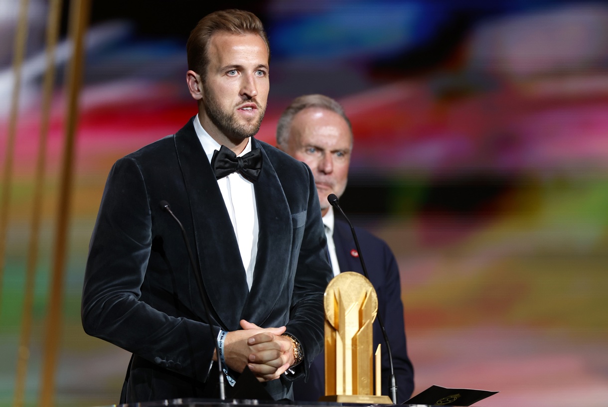 El delantero de la selección inglesa y del Bayern de Múnich Harry Kane recibe el Trofeo Gerd Muller al mejor delantero en la ceremonia del Balón de Oro 2024 en el Teatro du Chatelet en París, Francia, el 28 de octubre de 2024. Mbappe no estuvo presente en la ceremonia. (Foto Mohammed Badra EFE/EPA)