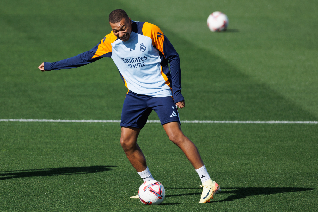 El delantero francés del Real Madrid, Kylian Mbappé durante el entrenamiento que el conjunto ha llevado a cabo este viernes en la Ciudad Deportiva de Valdebebas. (Foto de Sergio Pérez de la agencia EFE)