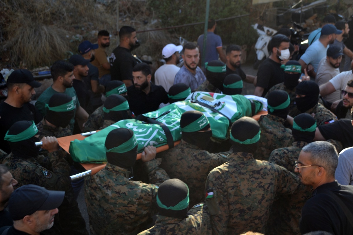 Miembros del grupo islamista Hamas asisten al funeral de alto cargo de las brigadas Al Qasam Saeed Atallah Ali, su esposa y 2 hijas en, in Tripoli, en el norte del Líbano. (Foto de Stringer de la agencia EFE/EPA)