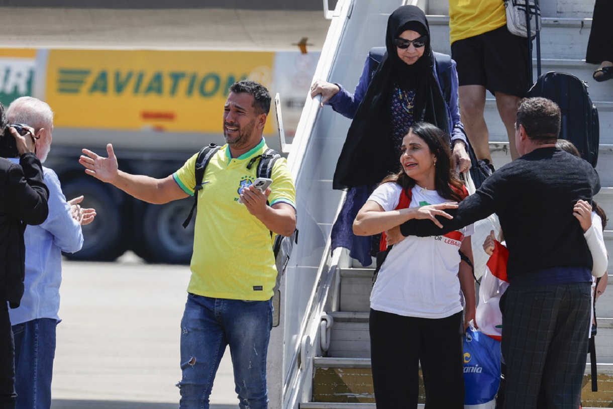 El presidente brasileño, Luiz Inácio Lula da Silva (izq., de espalda), recibe a un ciudadano brasileño residente en el Líbano a su llegada este domingo a São Paulo (Brasil). (Foto de Sebastiao Moreira de la agencia EFE)