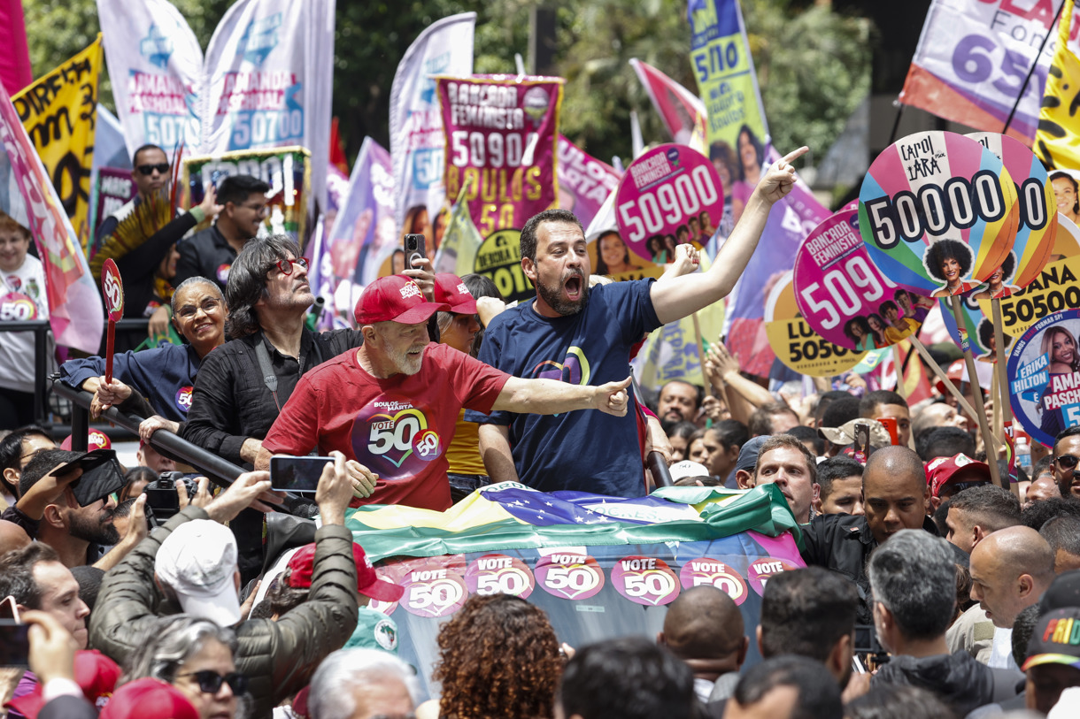 El presidente de Brasil, Luiz Inácio Lula da Silva (i), acompaña a su candidato a la Alcaldía de São Paulo, el diputado Guilherme Boulos (c), este sábado durante un recorrido por las calles de São Paulo (Brasil). (Foto de Sebastiao Moreira de la agencia EFE)