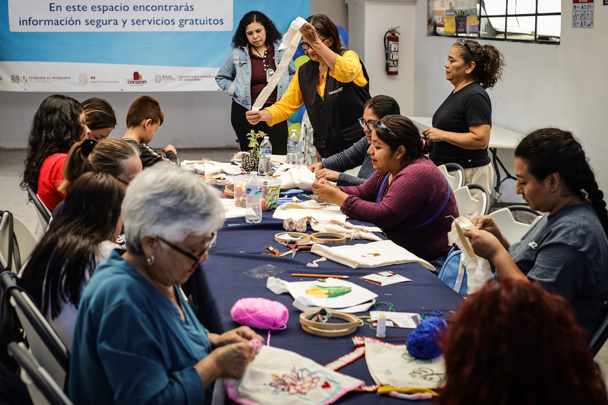 Integrantes de la organización civil Centro 32 participan con migrantes en talleres de costura este viernes en la ciudad de Tijuana, Baja California (México). (Foto de Joebeth Terríquez de la agencia EFE)