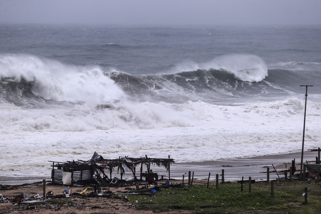 Fotografía que muestra la lluvia y el fuerte oleaje en el balneario de Acapulco, en el estado de Guerrero (México). (Foto de David Guzmán de la agencia EFE)